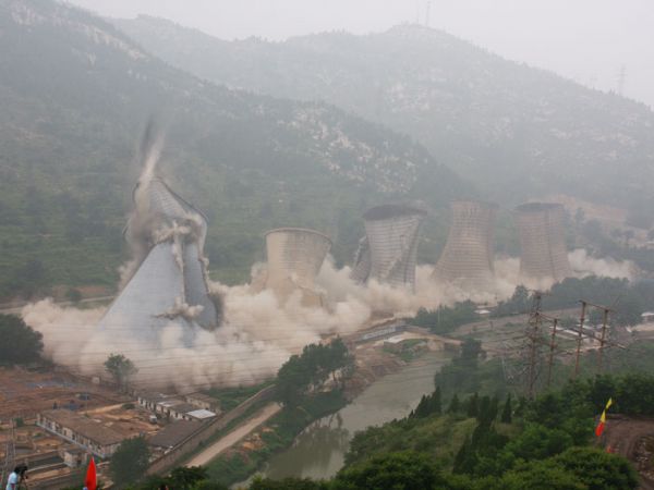 工程爆(bao)破(po)中(zhong)的定(ding)曏(xiang)爆破介(jie)紹